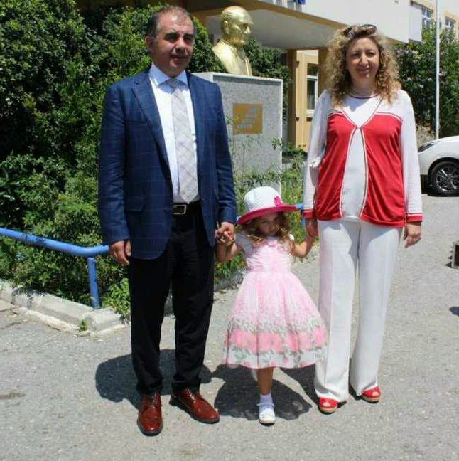  Ak Parti İzmir İl Başkanı Bülent Delican, eşi Uz.Dr. Dilek Delican ve biricik kizlari İrem Naz Delican